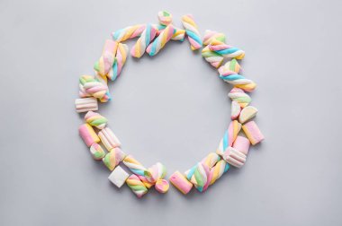 Gri arkaplanda lezzetli marşmelovlardan yapılmış çerçeve