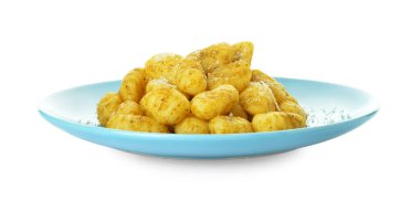 Beyaz arka planda lezzetli pesto gnocchi tabağı