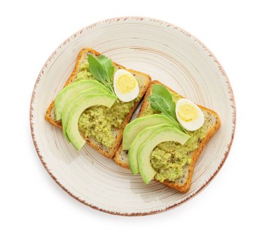 Avokado tostları, beyaz arka planda guacamole ve yumurta.