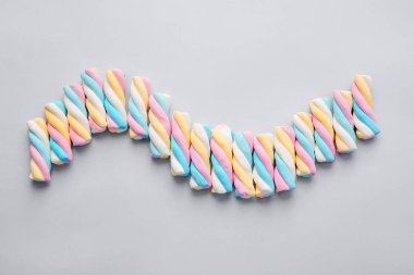 Gri arka planda lezzetli şekerleme kompozisyonu