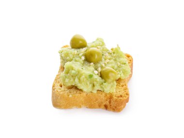 Beyaz arka planda guacamole soslu lezzetli sandviç.