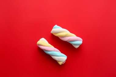 Renkli arkaplanda lezzetli marşmelovlar