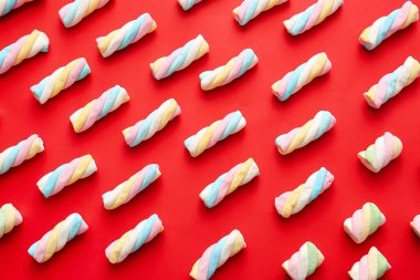 Renkli arkaplanda lezzetli marşmelovlar