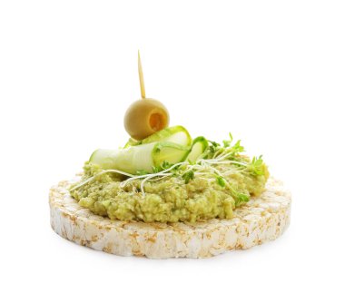 Beyaz arka planda guacamole, zeytin ve salatalıklı pirinç krakeri.