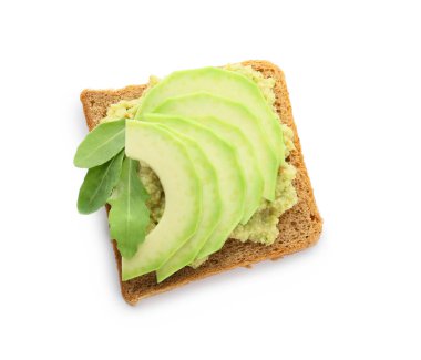 Avokado tostu ve beyaz arka planda guacamole.