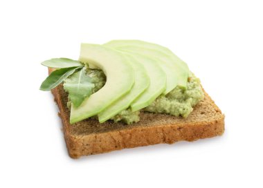 Avokado tostu ve beyaz arka planda guacamole.