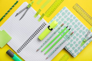 Renk arkaplanı üzerine kırtasiye malzemeleri