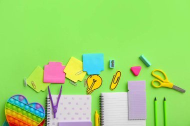 Renkli oyuncaklı kırtasiye malzemeleri