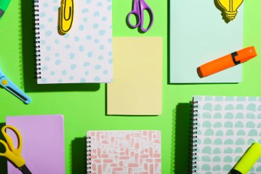 Renk arkaplanı üzerine kırtasiye malzemeleri