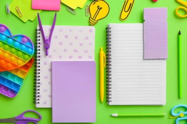 Renkli oyuncaklı kırtasiye malzemeleri