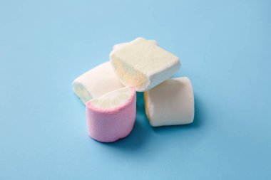 Renkli arkaplanda lezzetli marşmelovlar