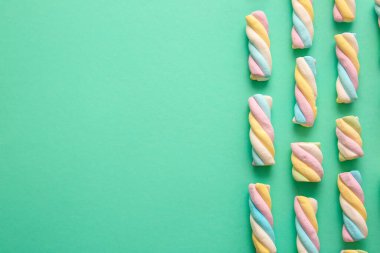 Renkli arkaplanda lezzetli marşmelovlar