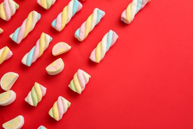 Renkli arkaplanda lezzetli marşmelovlar