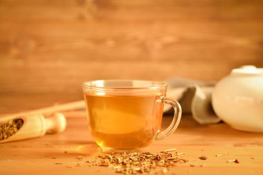 Ahşap zemin üzerinde bir fincan lezzetli hojicha yeşil çay.