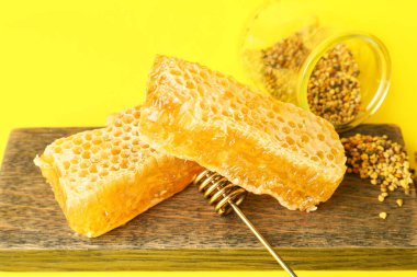 Renk arkaplanında arı poleni olan bal petekleri