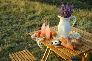 Açık havada romantik piknik için lezzetli yemekler ve içecekler.
