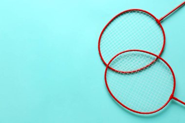 Renkli arkaplanda Badminton raketleri