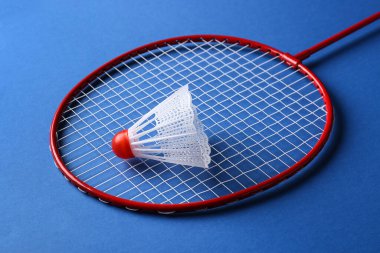 Badminton raketi ve renkli arka planda mekik penisi