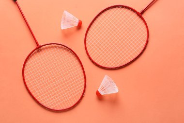 Badminton raketleri ve renkli arka planda mekik horozları