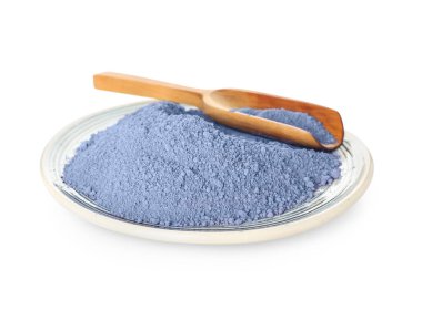 Beyaz zemin üzerinde toz mavi kibrit çay ve kaşık tabağı