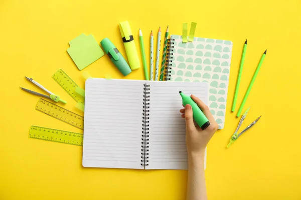 Mulher Com Caderno Artigos Papelaria Sobre Fundo Cor — Fotografia de Stock