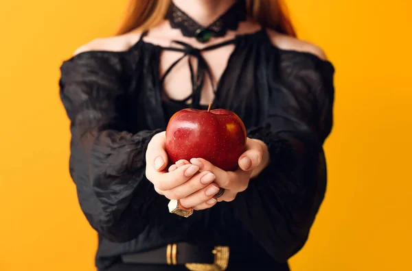 Молодая Ведьма Яблоком Цветном Фоне Крупным Планом — стоковое фото