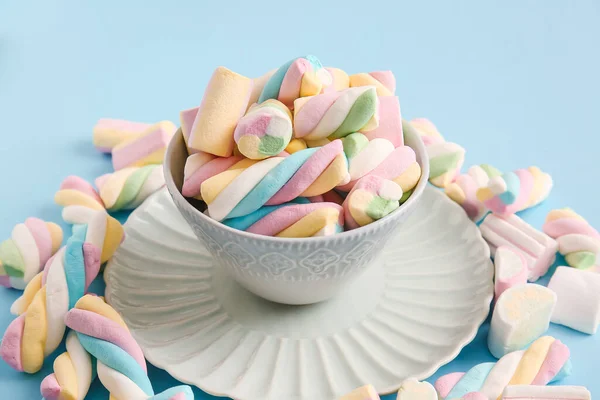 Komposition Mit Tasse Und Leckeren Marshmallows Auf Farbigem Hintergrund — Stockfoto