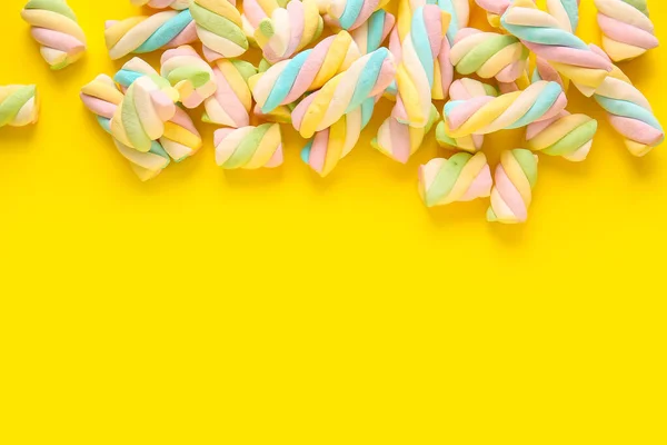 Chutné Marshmallows Barevném Pozadí — Stock fotografie