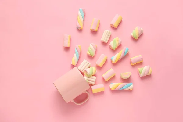 Composition Cup Tasty Marshmallows Color Background — Stock Photo, Image