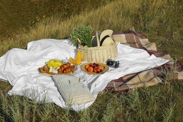 Вкусная еда и напитки для романтического пикника на открытом воздухе