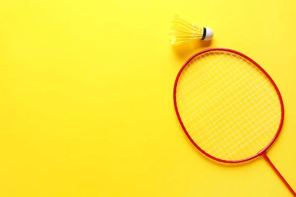 Badmintonschläger Und Federball Auf Farbigem Hintergrund — Stockfoto
