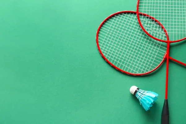 Badmintonschläger Und Federball Auf Farbigem Hintergrund — Stockfoto