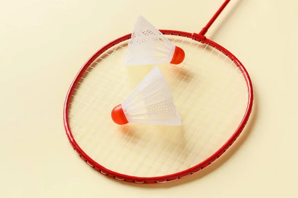 Badmintonschläger Und Federbälle Auf Farbigem Hintergrund — Stockfoto