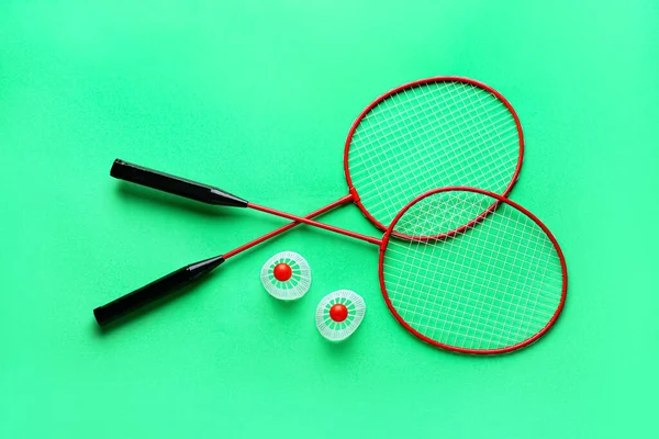 Badminton Raquetes Shuttlecocks Fundo Cor — Fotografia de Stock
