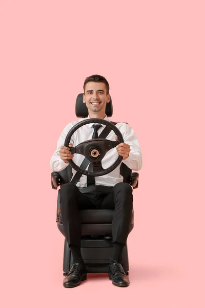 Επιχειρηματίας Κάθισμα Αυτοκινήτου Και Τιμόνι Στο Φόντο Χρώμα — Φωτογραφία Αρχείου