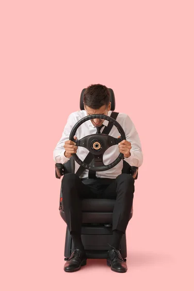 Στρεσαρισμένος Επιχειρηματίας Κάθισμα Αυτοκινήτου Και Τιμόνι Στο Φόντο Χρώμα — Φωτογραφία Αρχείου