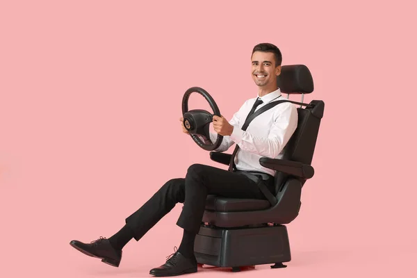 Επιχειρηματίας Κάθισμα Αυτοκινήτου Και Τιμόνι Στο Φόντο Χρώμα — Φωτογραφία Αρχείου