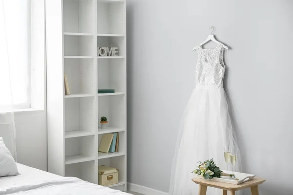 有漂亮婚纱的卧室内饰准备举行婚礼 — 图库照片