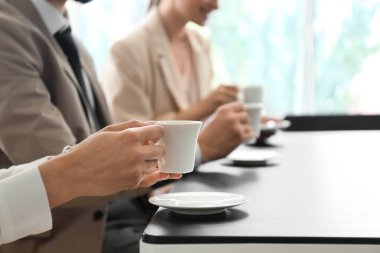 Ofiste kahve molası veren iş adamları, yakın çekim.