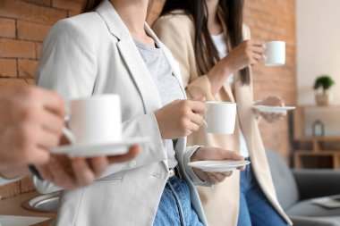 Ofiste kahve molası veren insanlar.