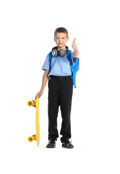 Estudante Bonito Com Skate Mostrando Polegar Para Cima Fundo Branco — Fotografia de Stock