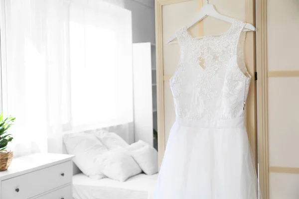 寝室で美しいウェディング ドレス — ストック写真