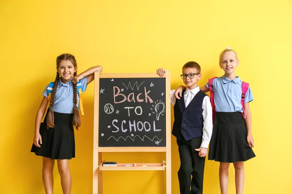 Χαριτωμένο Μαθητές Κοντά Στο Chalkboard Στο Φόντο Χρώμα — Φωτογραφία Αρχείου