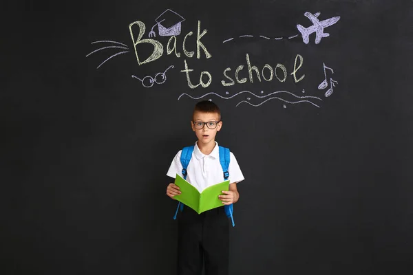 Söt Pojke Mörk Bakgrund Med Text Baka Till Skola — Stockfoto