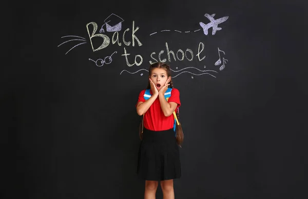 Överraskad Flicka Mörk Bakgrund Med Text Baka Till Skola — Stockfoto