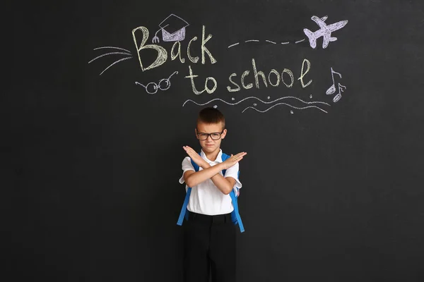 Missnöjd Pojke Mörk Bakgrund Med Text Baka Till Skola — Stockfoto