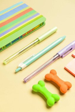 Renk arkaplanı üzerine kırtasiye malzemeleri