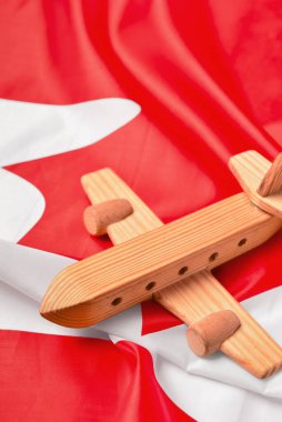 Kanada bayrağında tahta uçak, yakın plan.