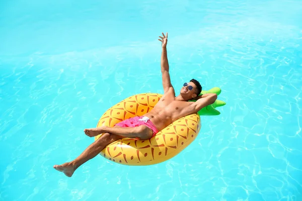 Homem Bonito Com Anel Inflável Piscina — Fotografia de Stock