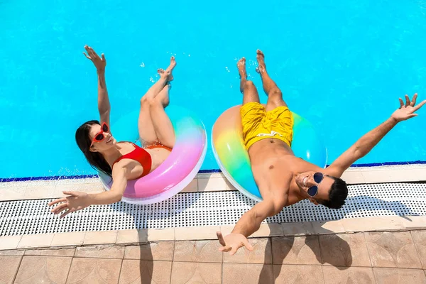 Young Couple Inflatable Rings Swimming Pool — Stock Photo, Image